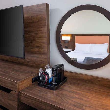 Hampton Inn Fairmont Buitenkant foto