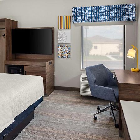 Hampton Inn Fairmont Buitenkant foto
