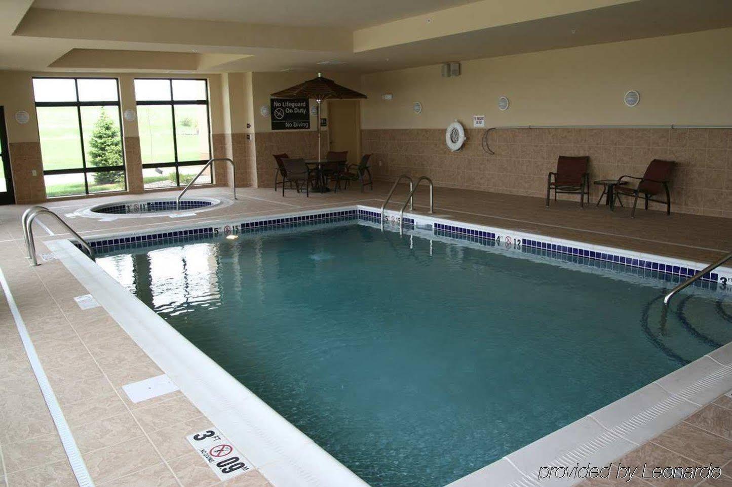 Hampton Inn Fairmont Buitenkant foto
