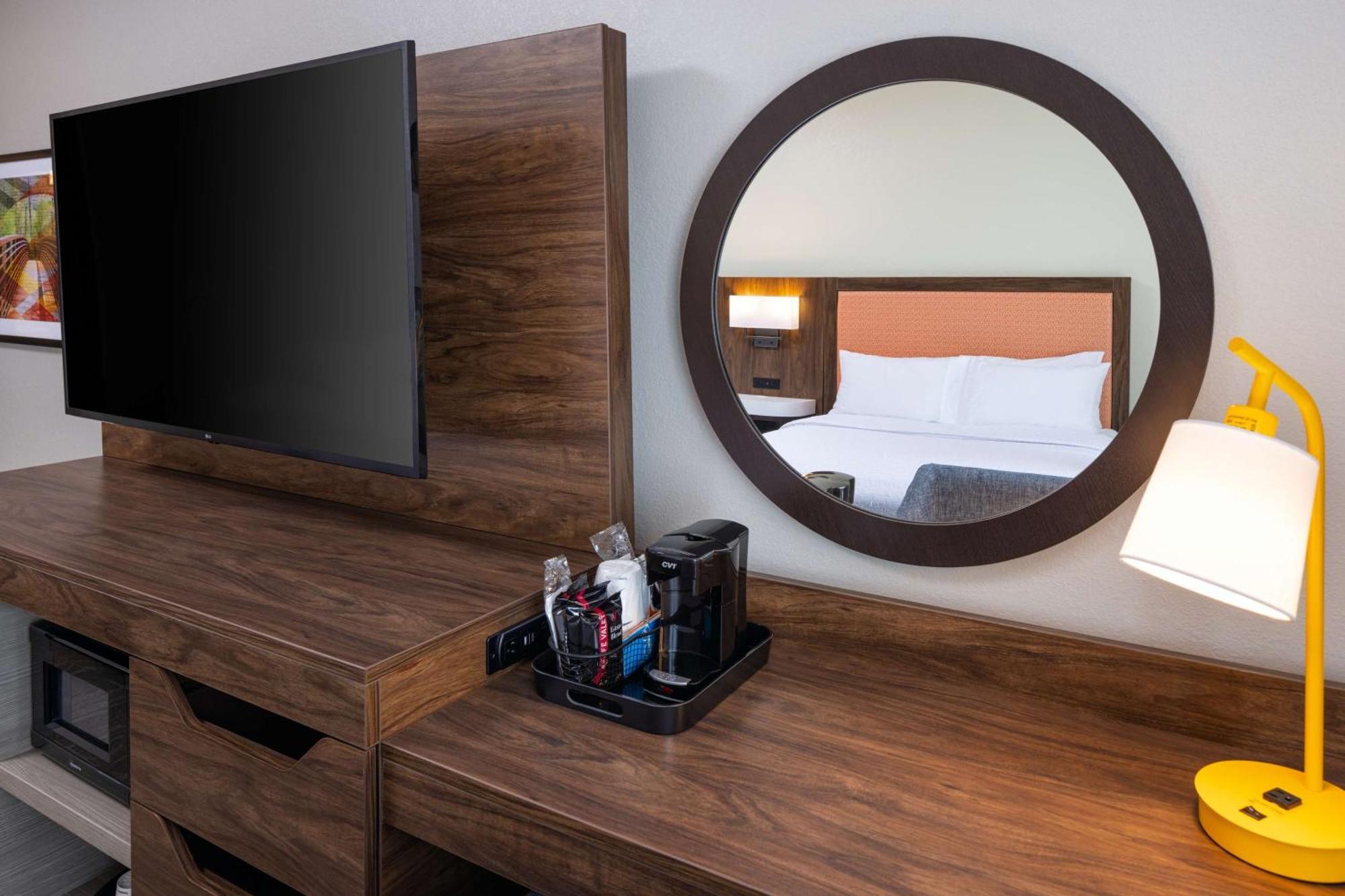 Hampton Inn Fairmont Buitenkant foto