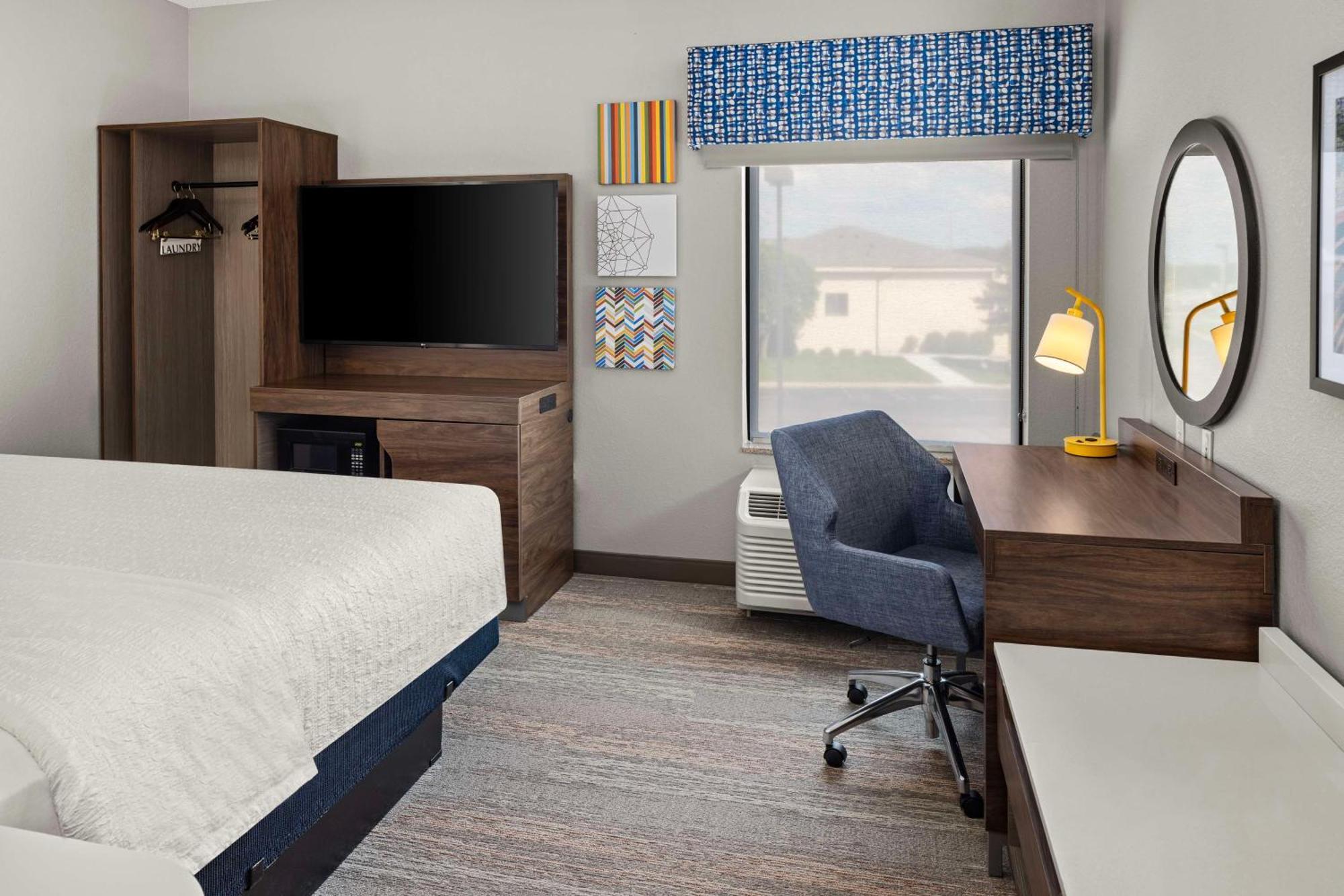Hampton Inn Fairmont Buitenkant foto