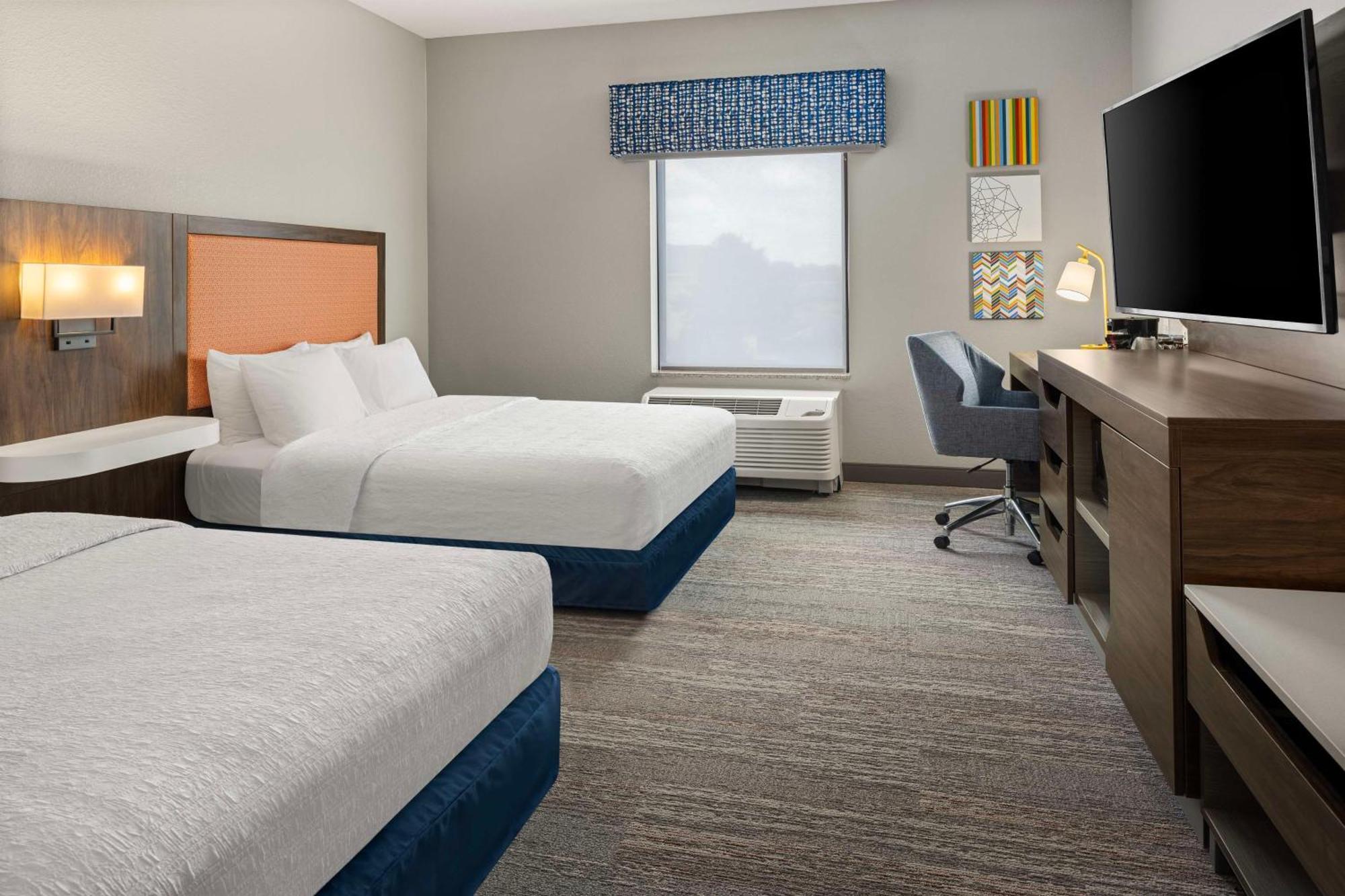 Hampton Inn Fairmont Buitenkant foto