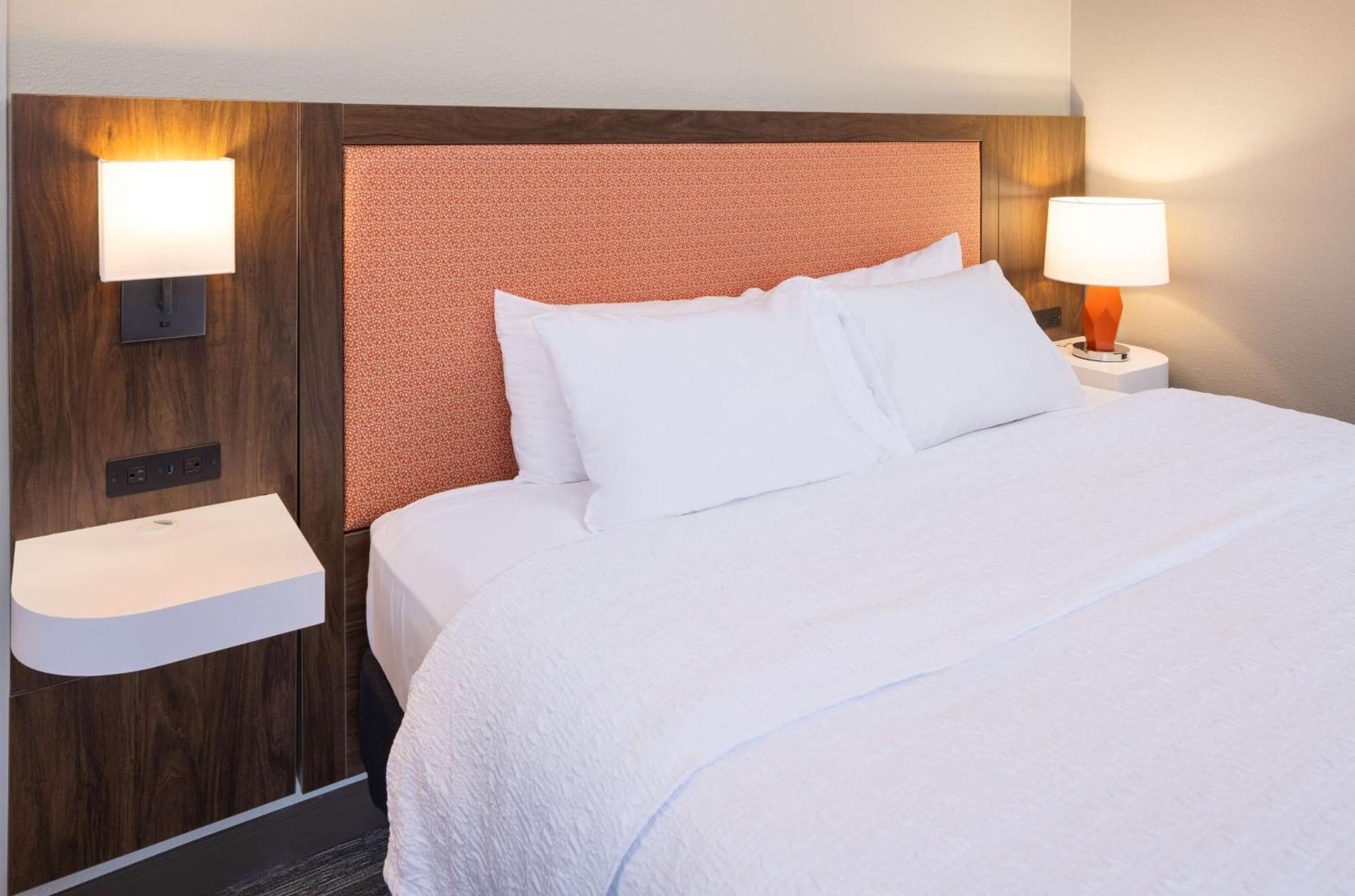 Hampton Inn Fairmont Buitenkant foto