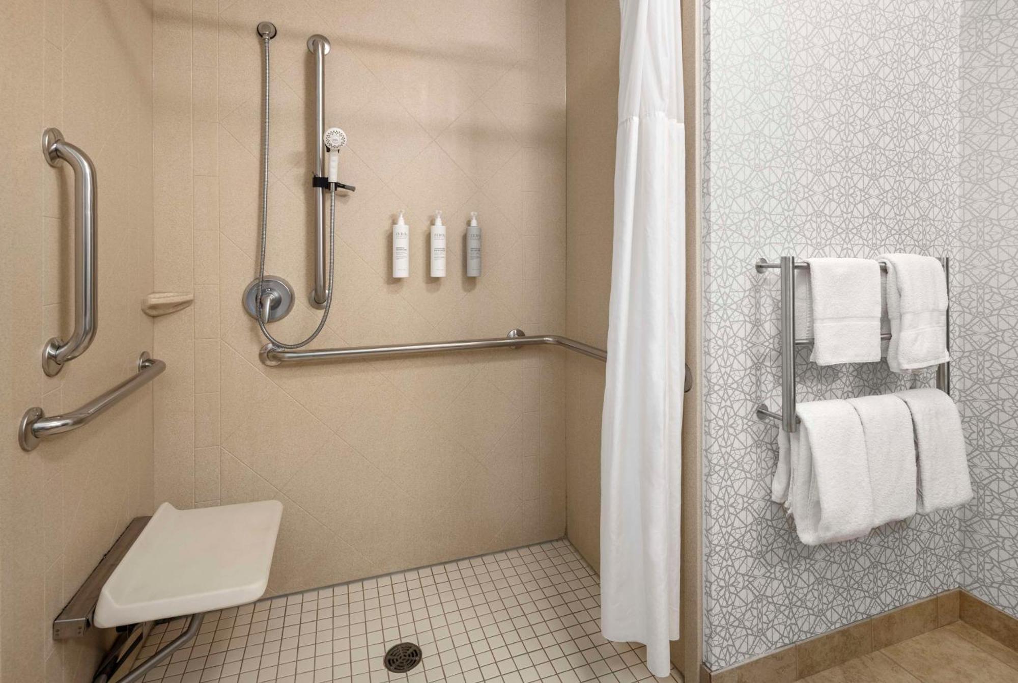 Hampton Inn Fairmont Buitenkant foto