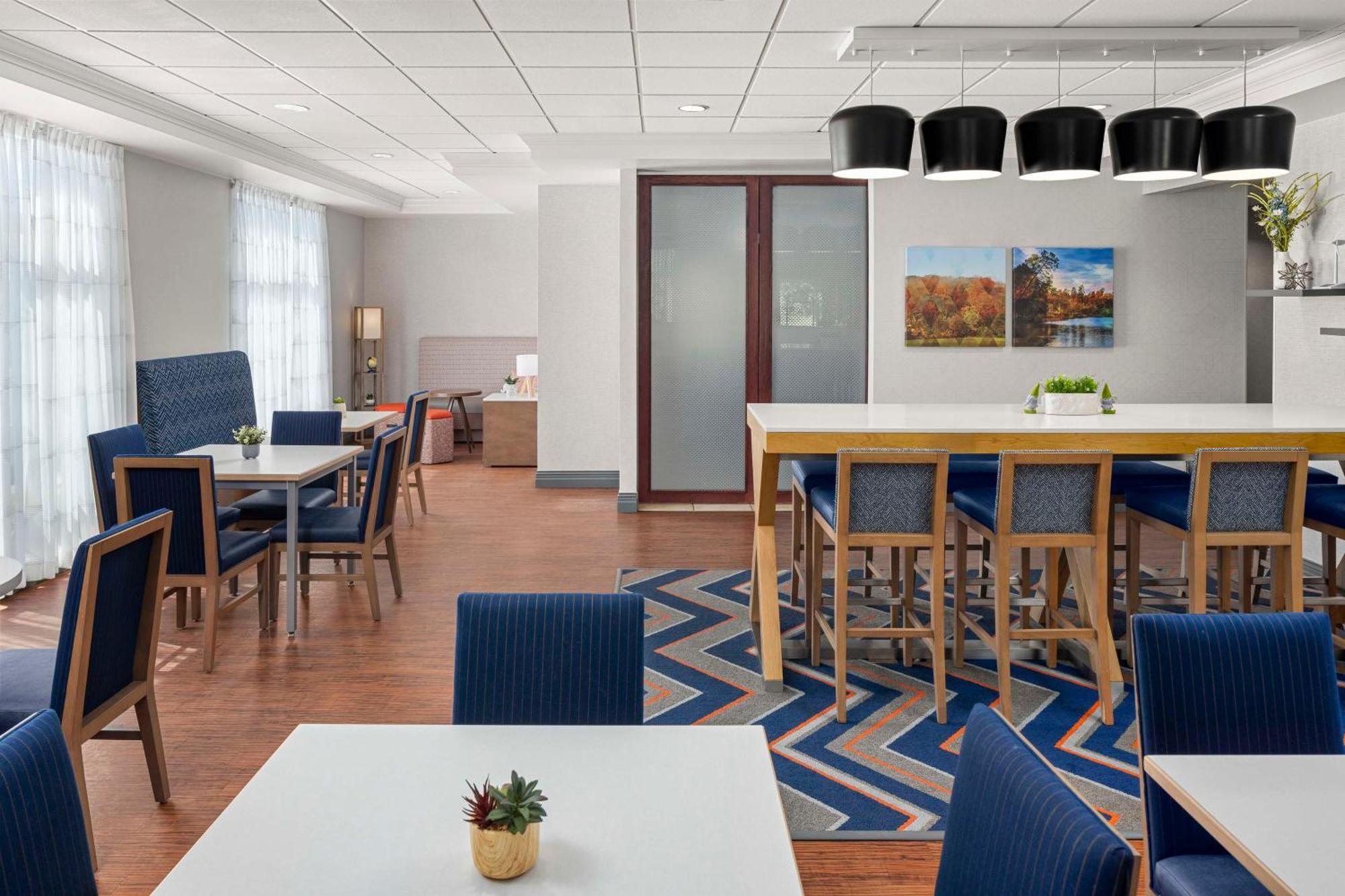 Hampton Inn Fairmont Buitenkant foto