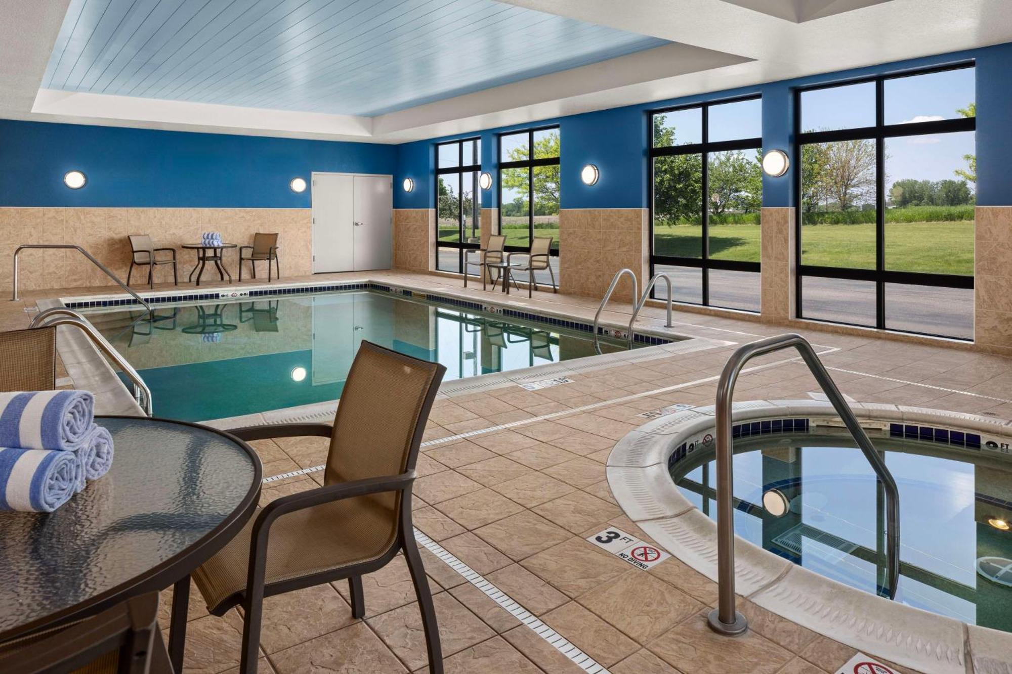Hampton Inn Fairmont Buitenkant foto