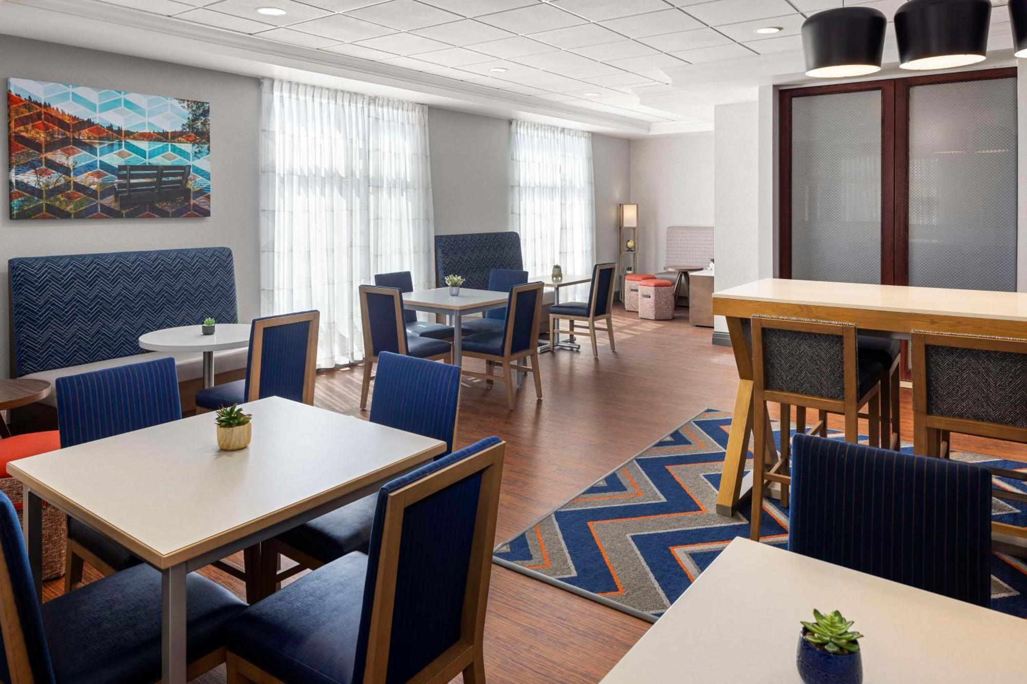 Hampton Inn Fairmont Buitenkant foto