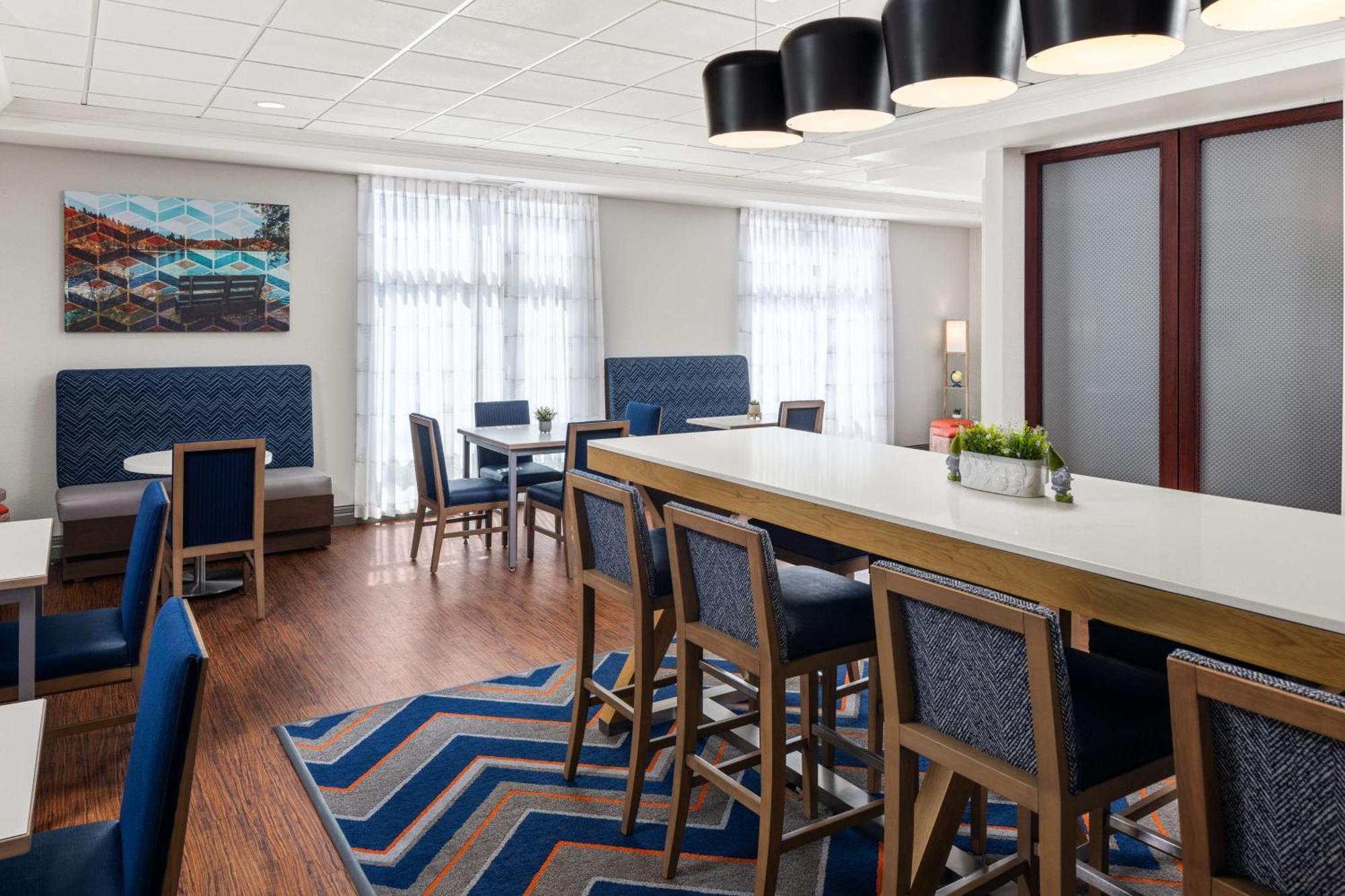 Hampton Inn Fairmont Buitenkant foto