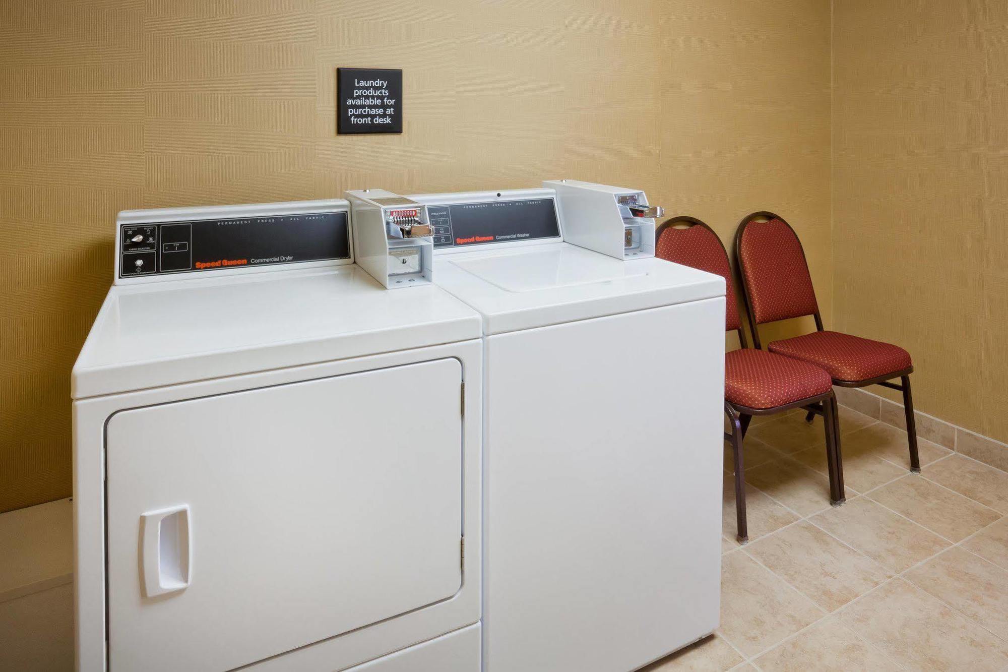 Hampton Inn Fairmont Buitenkant foto